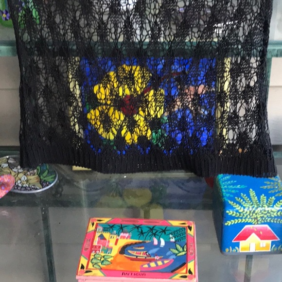 Really cute and sexy little open pattern black top - Picture 4 of 4